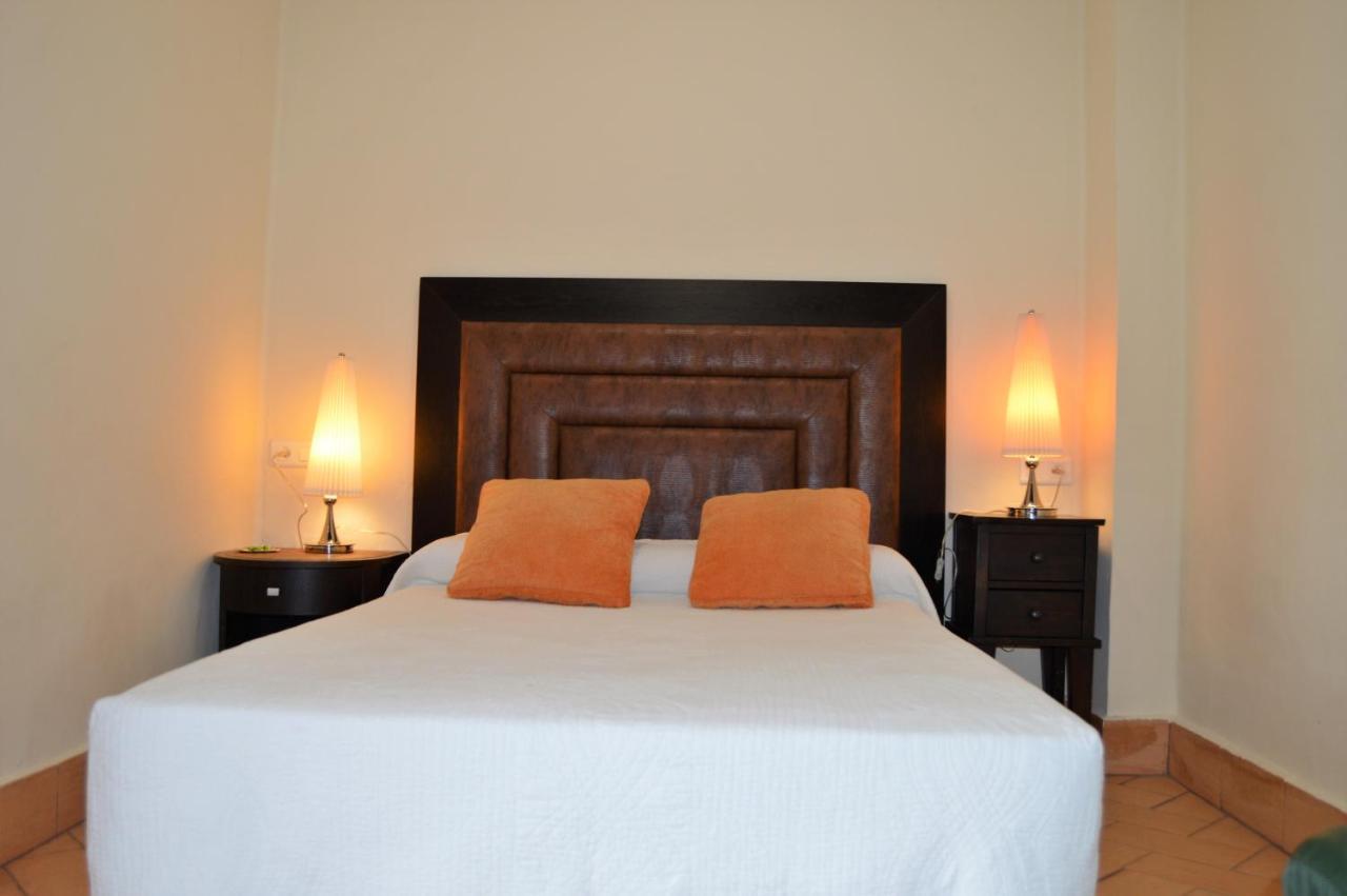 Apartamentos Turisticos - Hostal Los Alisos Aliseda 외부 사진