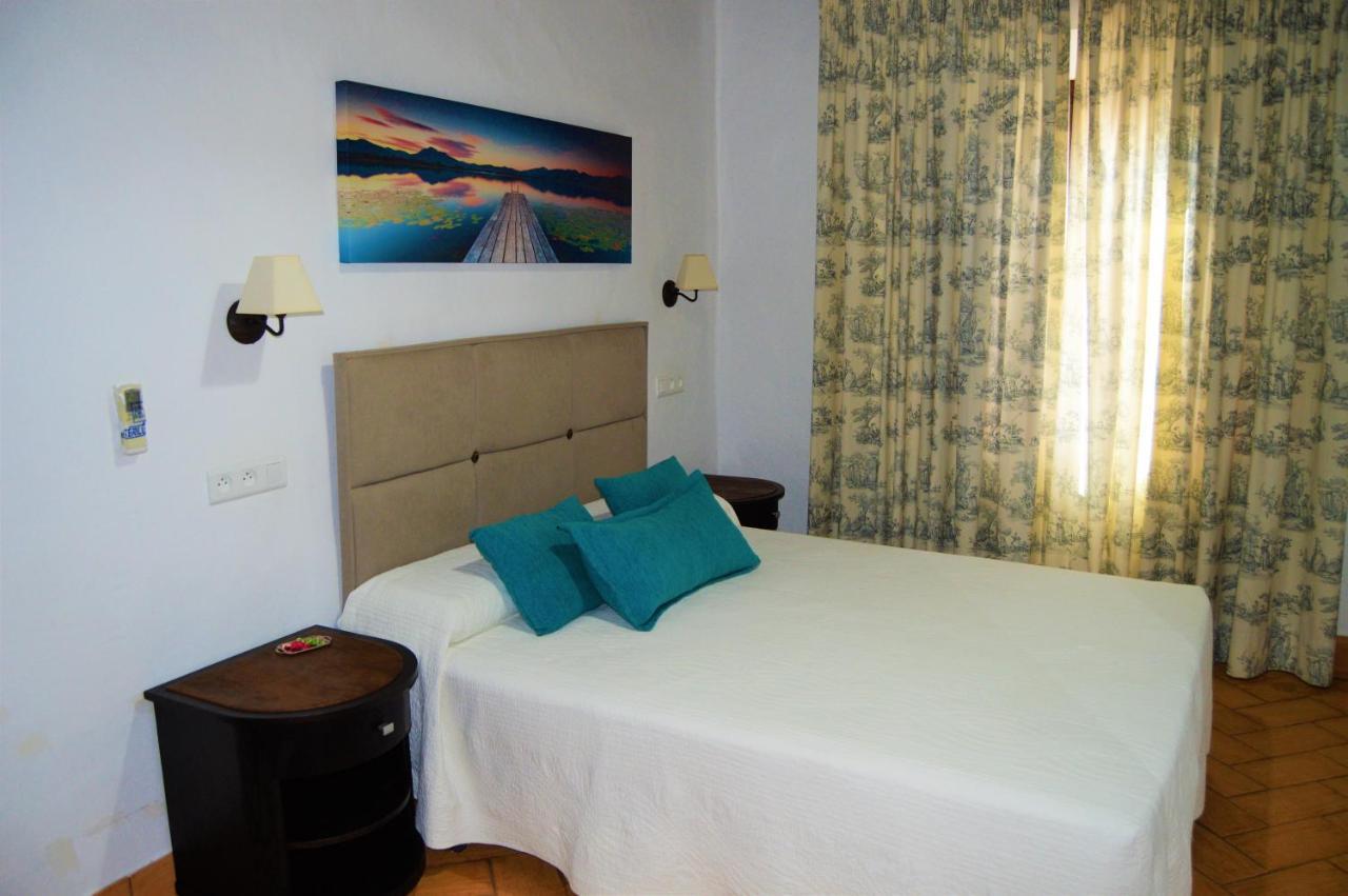 Apartamentos Turisticos - Hostal Los Alisos Aliseda 외부 사진